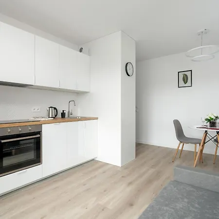 Nowoczesny Dla 2 Doroslych I 2 Dzieci Parking By Renters *