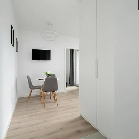 Nowoczesny Dla 2 Doroslych I 2 Dzieci Parking By Renters Apartment